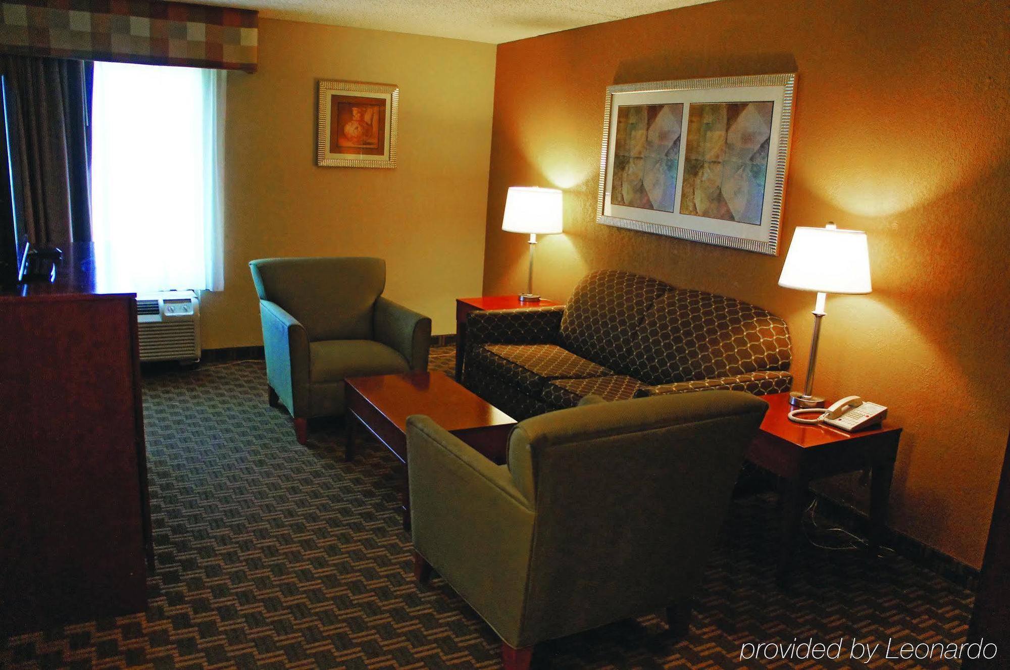 La Quinta Inn & Suites by Wyndham Cleveland Airport West